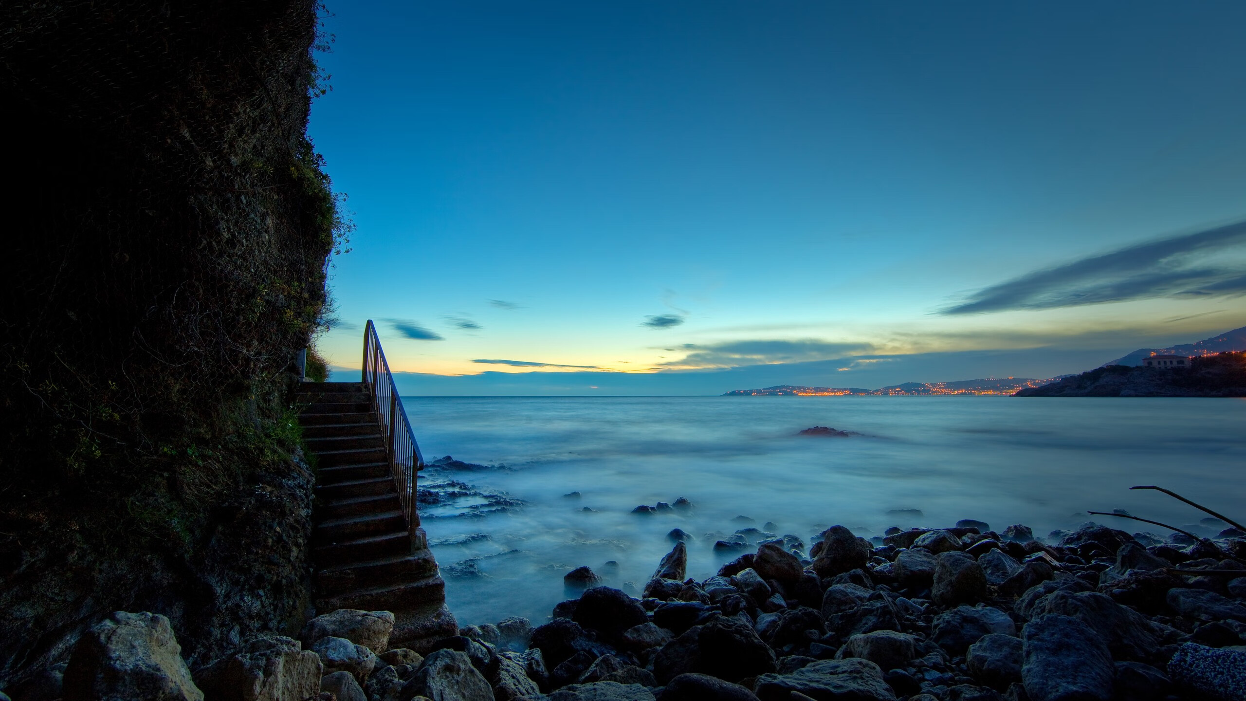 王座与引擎，两种加冕之路