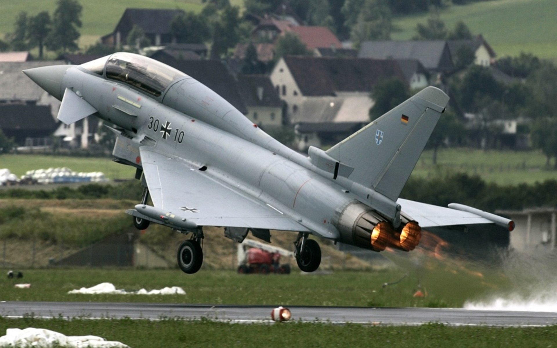 您提供的关键词组合存在一个明显的矛盾，扎克·拉文是芝加哥公牛队的核心球员，他不可能在孟菲斯灰熊与华盛顿奇才的比赛中成为关键先生